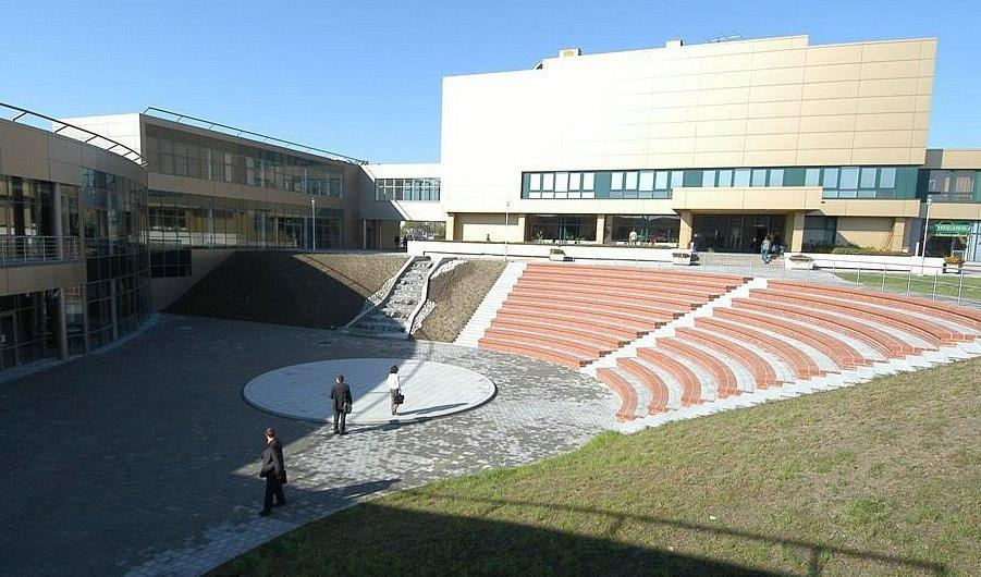 (pondělí 10:00 12:00). Po příjezdu i před odjezdem účastníků konference zde bude možnost odložení a úschovy zavazadel.