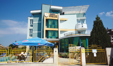 Hotel SANIA Poloha Ubytovanie a stravovanie Hotel Sania sa nachádza v novej časti OBZORU v zástavbe hotelov. Od pláže je vzdialený 200 metrov a od centra mesta 10 minút pešej chôdze.