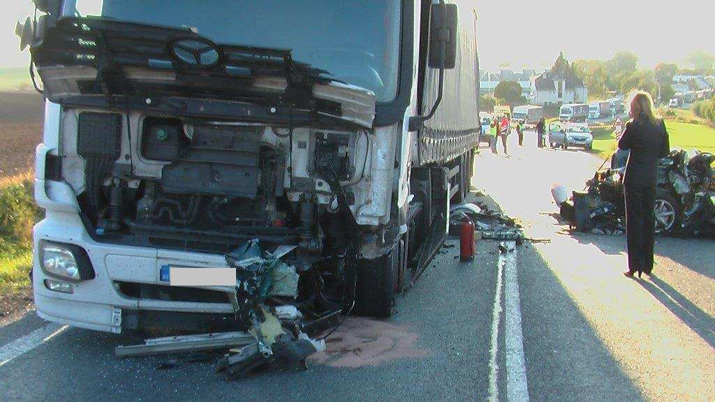 V nákladním automobilu cestoval pouze řidič, který byl bez zranění, v osobním vozidle cestovaly čtyři osoby, které po střetu zůstaly uvězněny ve vozidle.