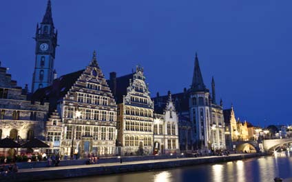 Narodnostno je razdeljena na severni, bogatejši del Flandrijo, kjer govorijo nizozemščino, ter francosko govoreči južni del Valonijo.