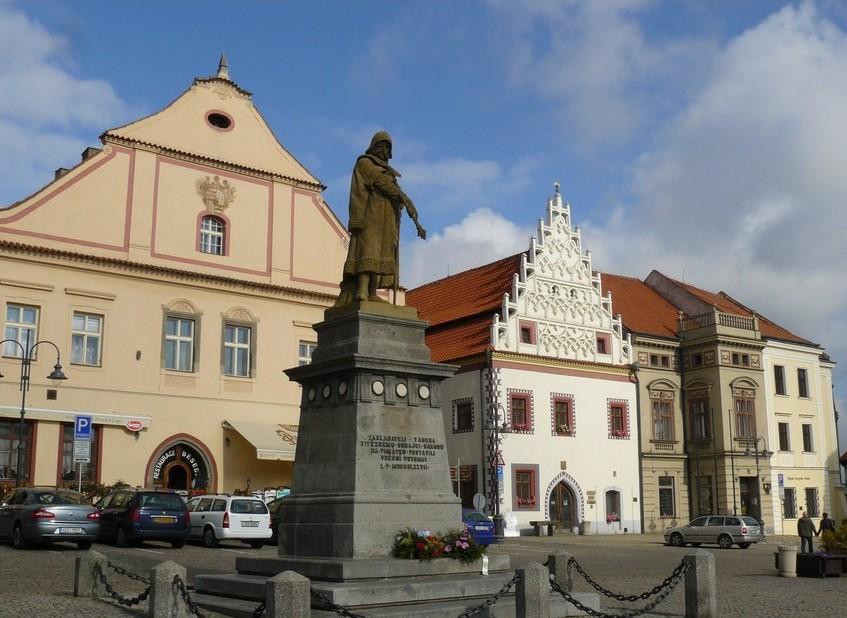 Po vyhrané bitvě u Sudoměře husité pod velení Jana Žižky vypalují Sezimovo Ústí a v roce 1420 zakládají město Tábor.