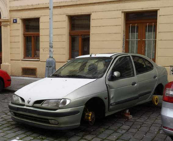 ulici. Ulici to zbytečně hyzdí. Fotografie vraku ze 16.