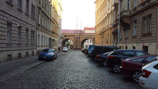 Je zjevné, že pokud je místo, lidé