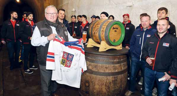 22 / z domova Potravinářský zpravodaj 7 / 2016 Národní hokejový tým zabruslil do plzeňského pivovaru Plzeň Plzeňský pivovar poctila svou návštěvou česká hokejová reprezentace, která na chvíli