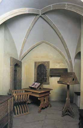 V klášterních skriptoriích bylo psáno množství knih elegantními gotickými písmy, které