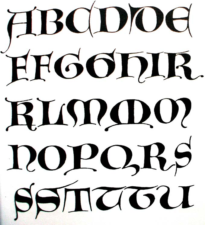 Gotická knižní majuskule kreslená z 12. stol. se jen málo liší od gotické majuskule nápisové.