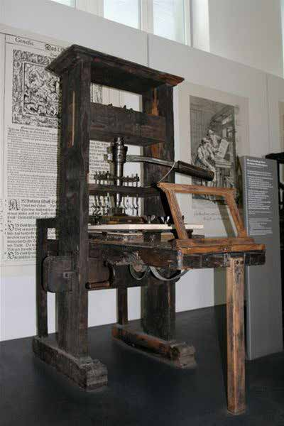 Knihtisk Při nástupu knihtisku sloužily bastardy jako předlohy pro první tisková písma, těšily se oblibě v mnoha zemích, dokonce v Německu se staly národními písmy. Např. ve Francii se ve 14. stol.