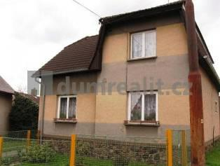 Prodej, dům rodinný, 90 m², K Lukárně, Broumy Celková cena: 1 950 000 Kč za nemovitost včetně provize Budova: Cihlová / Stav objektu: Velmi dobrý Poloha domu: Samostatný Umístění objektu: Klidná část