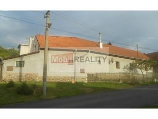 Poloha domu: Samostatný Umístění objektu: Centrum obce Podlaží počet: 1 Plocha podlahová: 125 m 2 Plocha pozemku: 505 m 2 Plocha zahrady: 380 m 2 Parkovací stání: 1x Voda: Dálkový vodovod Odpad:
