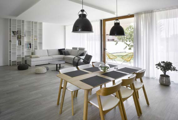 Obývací pokoj V souladu s aktuálním trendem tvoří prostor kuchyně, jídelny a sezení jeden plynulý celek Architekt Karel Prager vždycky tvrdil, že místo určuje děj.