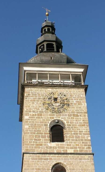Černá věž Podobně jako věž v Pizze měla i Černá věž nevhodné podloží, které se muselo zpevňovat dřevěnými piloty a kamennou drtí. I tak je věž nakloněna o 35 cm k západu.