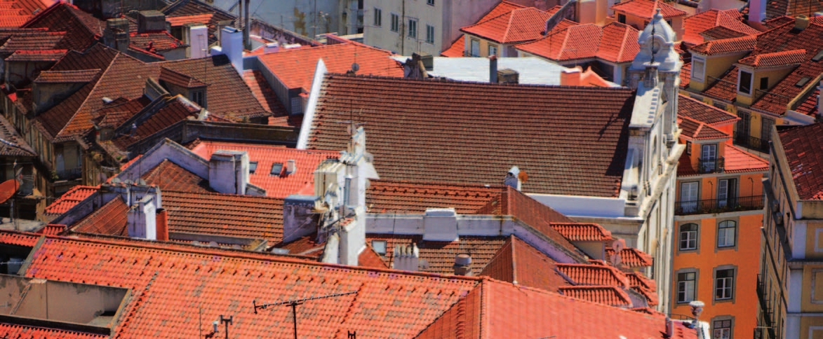 Aký materiál na strechu Rekonštrukcia strechy je pomerne náročná záležitosť, na ktorú sa treba vopred starostlivo pripraviť. Základom je výber vhodného strešného systému.