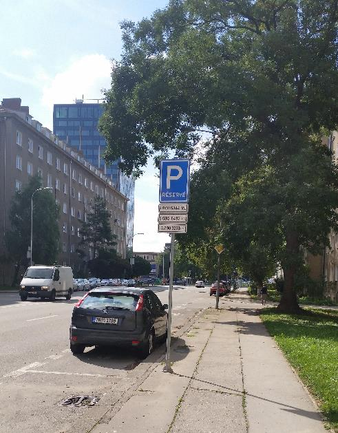 Obrázek 58 - Vyhrazené parkovací stání v ulici Pod Kaštany Typ záchytných parkovišť P+R je nutno budovat nejen ve městě Brně s návazností na systém veřejné dopravy, a to především tramvaj, ale je