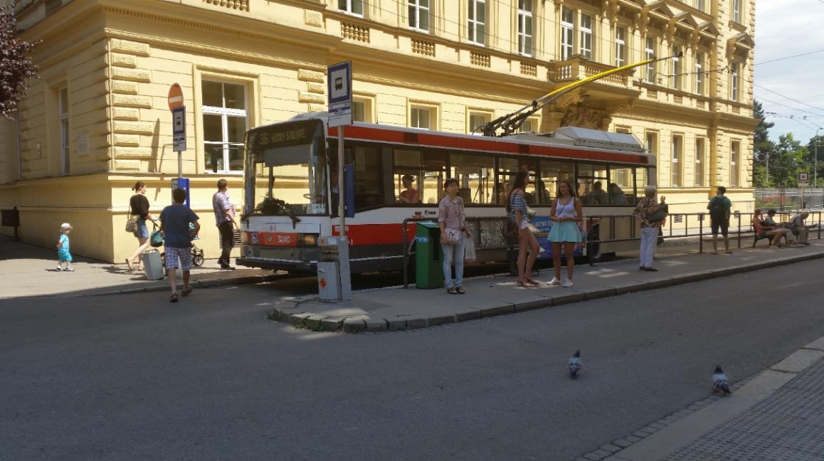 Obrázek 14 - Trolejbus v ulici Brandlova Zvýšení plynulosti trolejbusové dopravy lze, také jako u autobusové dopravy, podpořit stavebními nebo organizačními opatřeními - viz kapitola autobusová