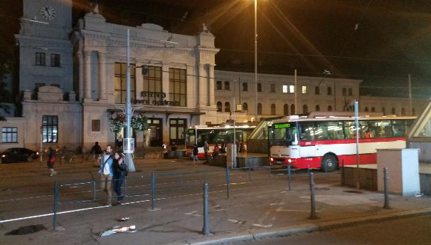 Obrázek 16 - Noční rozjezd autobusů u Hlavního nádraží 6.1.5 Zastávky VHD Zastávky veřejné hromadné dopravy, jejich vybavení, bezpečnost, dostupnost a celková kvalita prostoru jsou důležitým faktorem pro cestujícího veřejnou hromadnou dopravou.