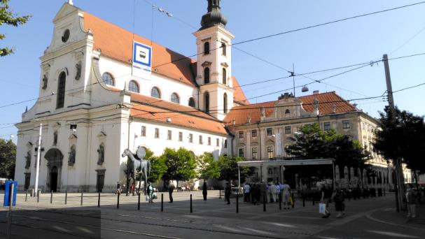 Opatřeními, která zvyšují bezpečnost pěší dopravy je postupné zavádění sdílených prostorů a zón s dopravním omezením Zóny 30