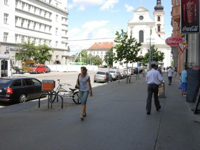 Obrázek 33 - Ukázka vhodného řešení - ulice Joštova (2008 a současnost) Při řešení jednotlivých veřejných prostorů je třeba důsledně dbát na propojení