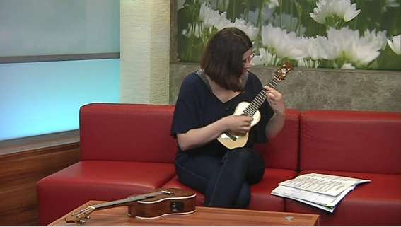 Pokud Vám toto držení zcela nevyhovuje. Pak můžete využít některý z poprůhů na ukulele nebo si ukulele prostě opřete o nohu.
