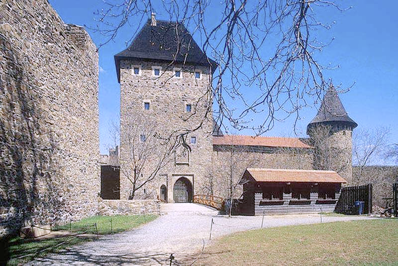 ZÁMEK BARTOŠOVICE 3. 7. Bartošovická pouť. Více informací na www.bartosovice.cz a na tel. 556 758 692. HRAD STARÝ JIČÍN 4. 7. od 20.00 hod. Koncert Františka Nedvěda a skupiny Tie Break 9. 7. od 15.