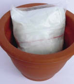 vymiešali s vodou (má mať hustotu smotany) a
