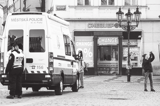 Zpravy telefon inzerce: 777 556 578 inzerce@staromestskenoviny.eu 3 okrádají turisty přímo policie. Ta nemůže nic Dívka ze str.