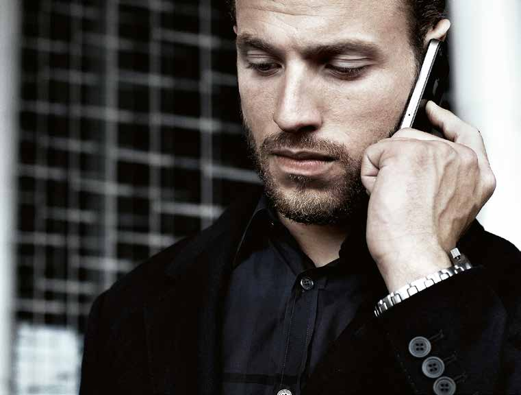 1 Univerzálna podložka pod mobilný telefón pre telefonovanie s nízkou úrovňou žiarenia vďaka prepojeniu s vonkajšou anténou a pre bezpečné odloženie telefónu počas jazdy.