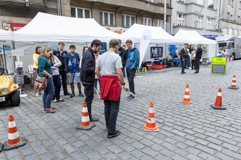 Obr. 14 Dva dny bez aut, Praha-Dejvice Na Dni záchranářů Ústeckého kraje byl v Děčíně představen malý moto-simulátor, který zaujal nejen dospělé účastníky, ale i malé adepty technického studia. Obr.