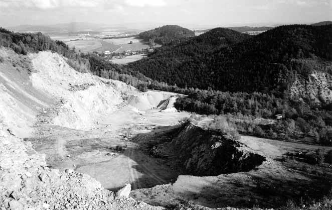 Obr. 4: Počáteční část průlomového údolí Divoké Orlice u Litic s granodioritovým lomem na svahu Chlumu a s návršími