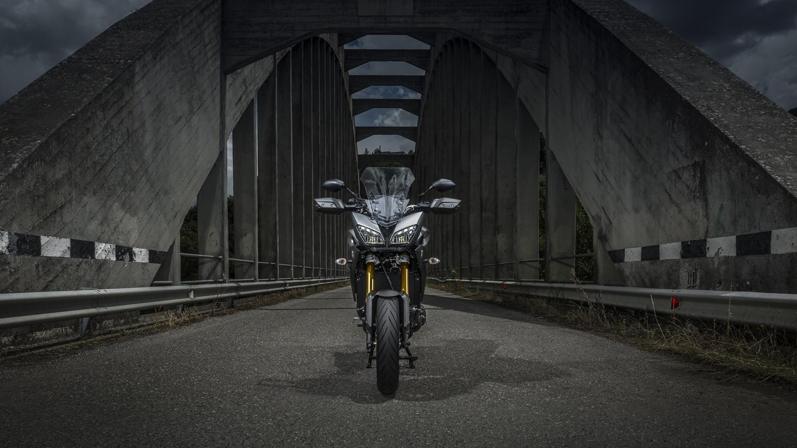 Dvě tváře Yamaha MT-09 Tracer představuje nový typ všestranného výkonného motocyklu.