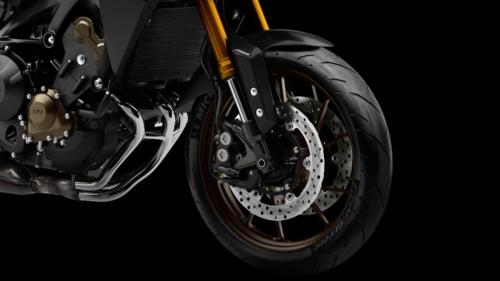 Vymodelování nádrže s úzkou střední částí a prohlubněmi pro kolena zvyšuje jízdní komfort a podtrhuje moderní a agresivní vzhled tohoto stylového a výkonného motocyklu.