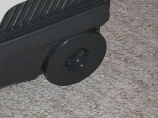 Zadní kolečka V přední části vysavače, pod prostorem pro prachový filtr je umístěno celoplastové šedé (černé dle