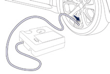 F Sejměte čepičku ventilku pneumatiky a uložte ji na čisté místo. F Rozviňte hadici uloženou pod kompresorem.