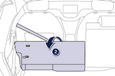 F Odepněte boční bezpečnostní pás a umístěte jej zpět na bok opěradla.