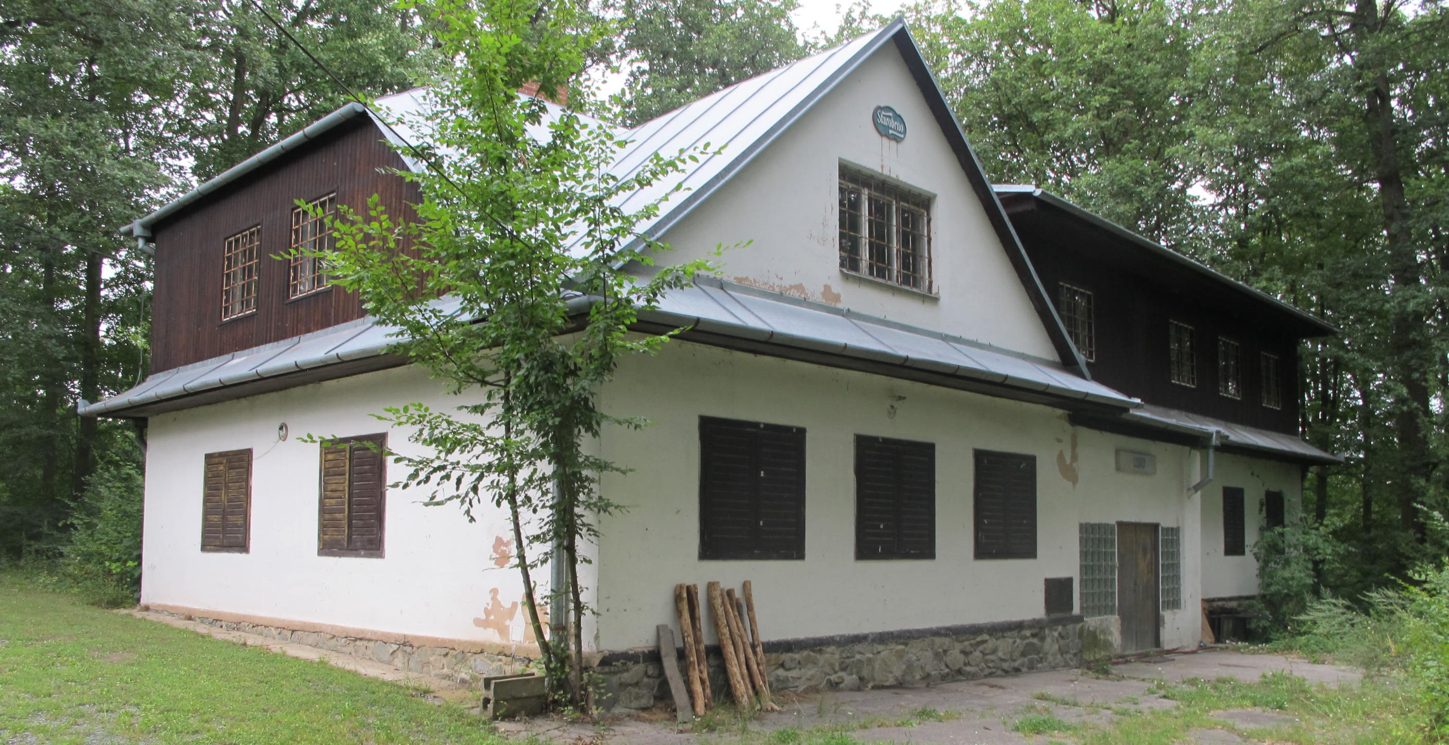 Poloha domu nabízí naprostý klid, chatová oblast je obývána zejména rekreačně, některé objekty jsou obývány celoročně.