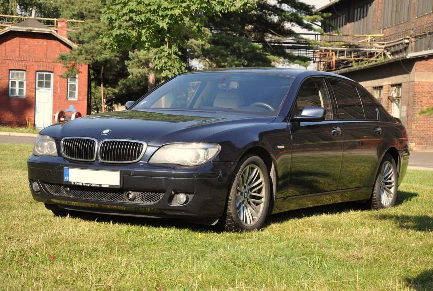 osobní automobil, sedan rok první registrace 2005 264 149 km objem motoru 5 972 ccm benzín 327 kw