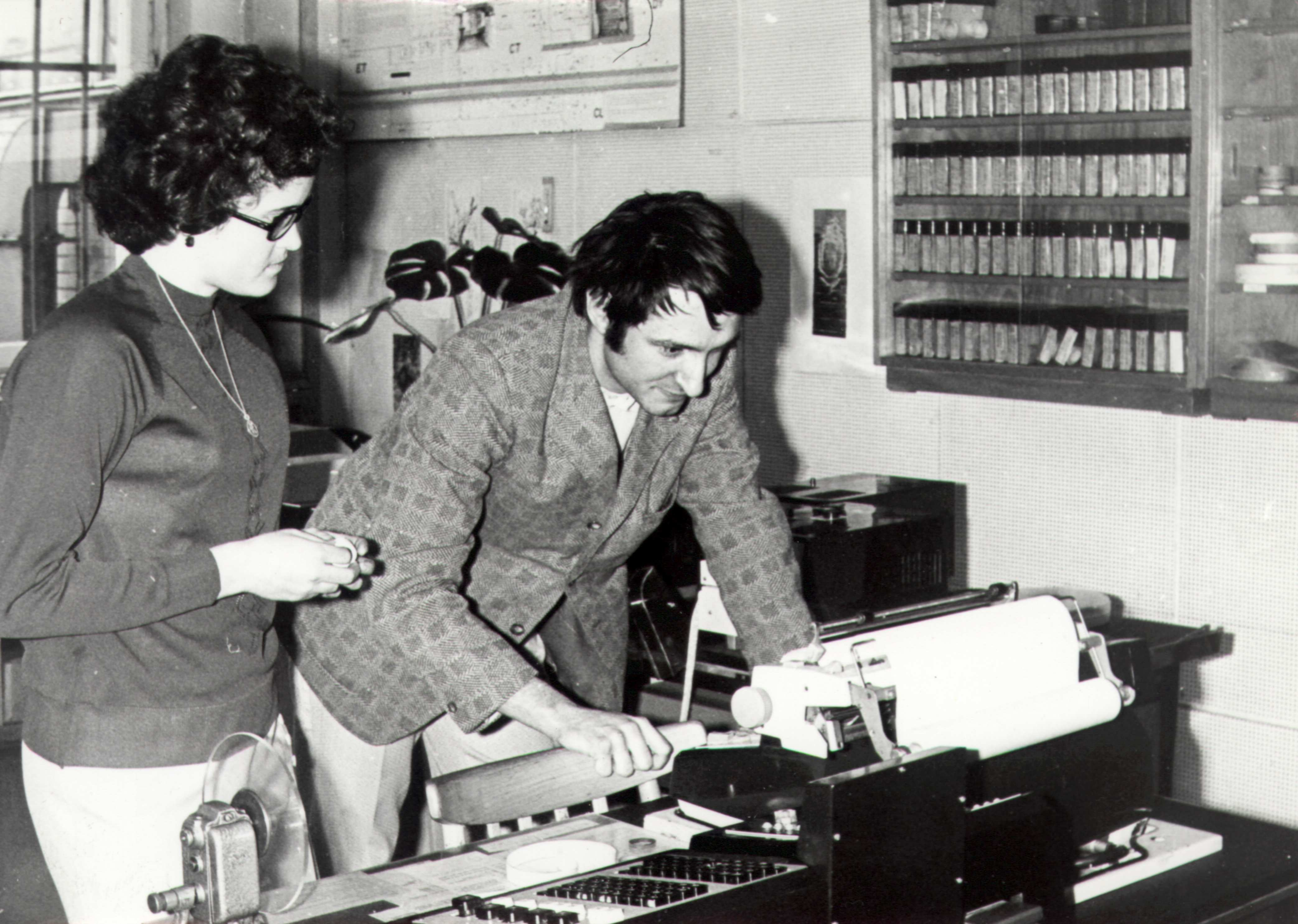 Obrázek 1: Studenti u operátorske konzoly počítače MSP 2A strojů byl dodán brněnskému VUT a zpočátku byl umístěn v budově na Antonínské, tedy za rohem.