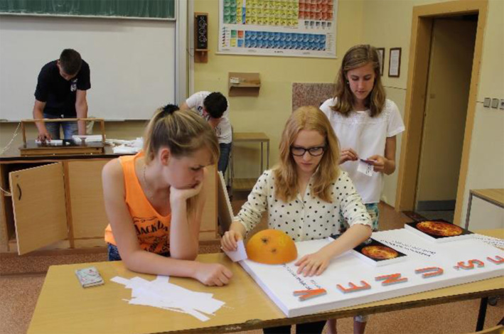 LETNÍ ŠKOLA MATEMATIKY A FYZIKY 2016 115 Zapojme své studenty (aneb pomůcky nemusí být drahé.