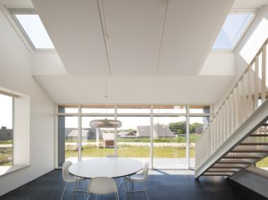 Celkový koncept budovy zahrnuje vytvoření inteligentní obálky domu, která operativně reaguje na změny klimatických a světelných podmínek během dne i během roku pro zajištění tepelného i optického