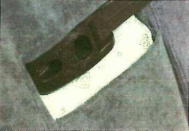 Pěna se časem zmáčkne a podnožka se vzhledem ke křeslu uvolní; posunutí spony pomůže utáhnout spojení podnožky s křeslem.