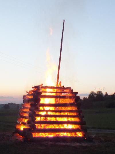 alkoholické i nealkoholické nápoje).