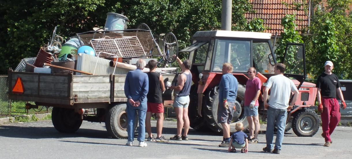 Hasiči opět zajistili tradiční pálení čarodějnic za tělocvičnou, které se konalo v pondělí 30. dubna 2012.