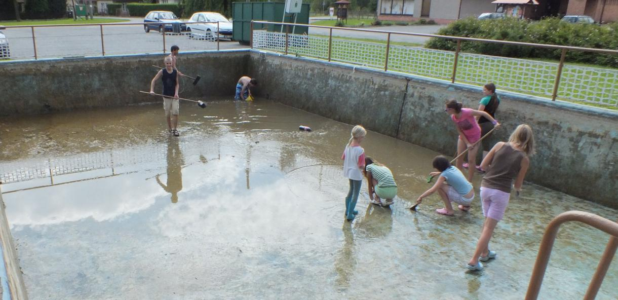 června 2012 odpoledne zasáhl Lhoty i okolí prudký přívalový déšť a voda pronikla z polí kolem vodárny přes pilu a dvůr Břečťanových (č. p. 24) a zaplavila sklepy v domě Starových (č. p. 9).