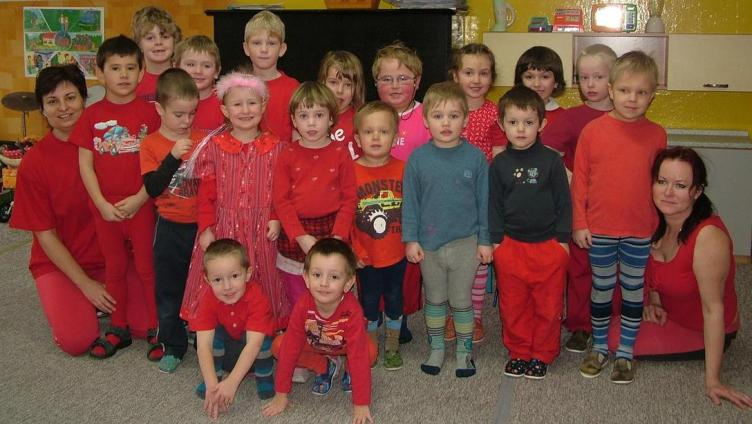 února měly děti ve školce další barevný den, tentokrát s červenou barvičkou. Žáci I. stupně školy zhlédli ve čtvrtek 16.