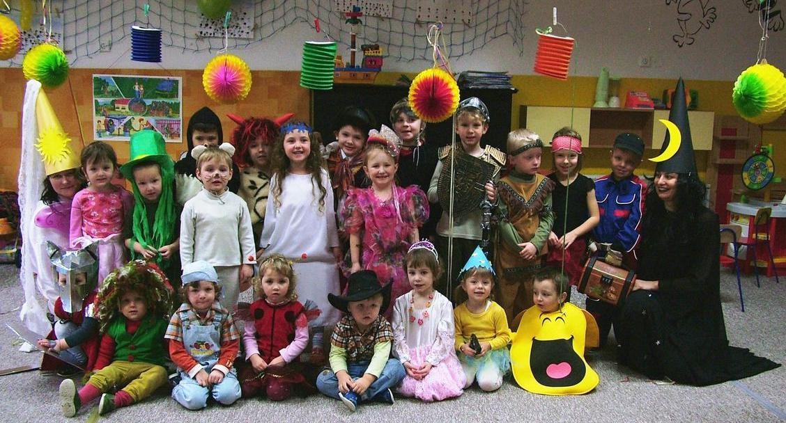 Ve středu 29. února se ve školce konal karneval. Na děti v maskách čekaly soutěže, promenáda po celé škole a diskotéka.