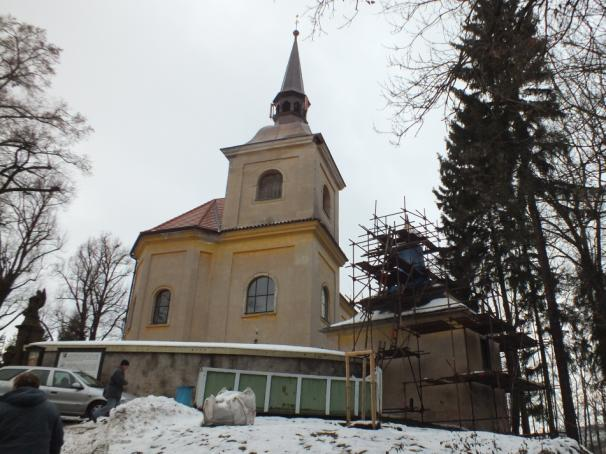 Střecha je mansardová s valbou