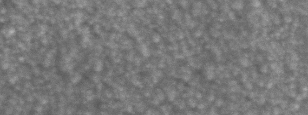 Obrázek 42: SEM snímek zachycující morfologii povrchu filmu FeO 8 deponovaného magnetronovým naprašováním. Snímkování provedla dr. Klára Šafářová (Přírodovědecká fakulta UP, Olomouc).