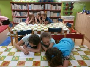 PUZZLE Z POHÁDEK V úterý 17. 5. jsme byli rozděleni do tří družstev. Každé dostalo sáček s rozstříhanými obrázky pohádek.