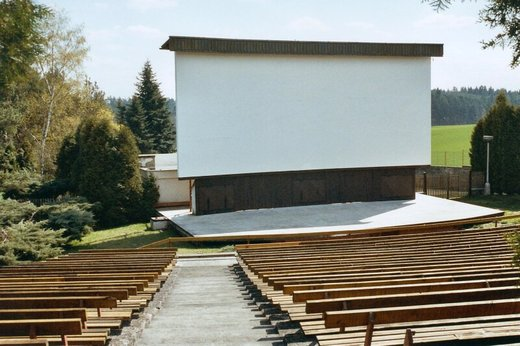 Letní kino Letní kino se nachází v areálu Hilton v Sezimově Ústí II a bylo postaveno v r. 1987.