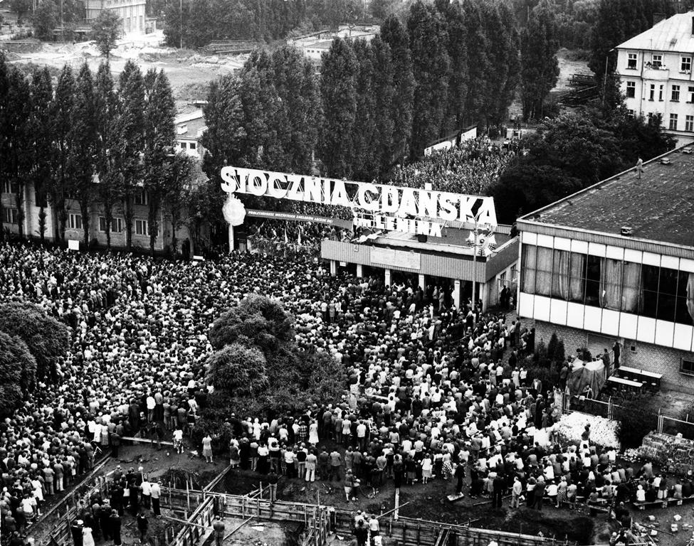 o v čele nezávislá odborová organizace Solidarita (Solidarność) v čele s Lechem Wałęsou o vyhlášení výjimečného stavu polským gen.