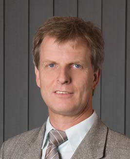RNDr. Jiří Slovák, vedoucí oddělení přípravy hlubinného úložiště PŘÍPRAVA HLUBINNÉHO ÚLOŽIŠTĚ RADIOAKTIVNÍCH ODPADŮ Radioaktivní odpady, které nelze uložit do stávajících úložišť nízko a
